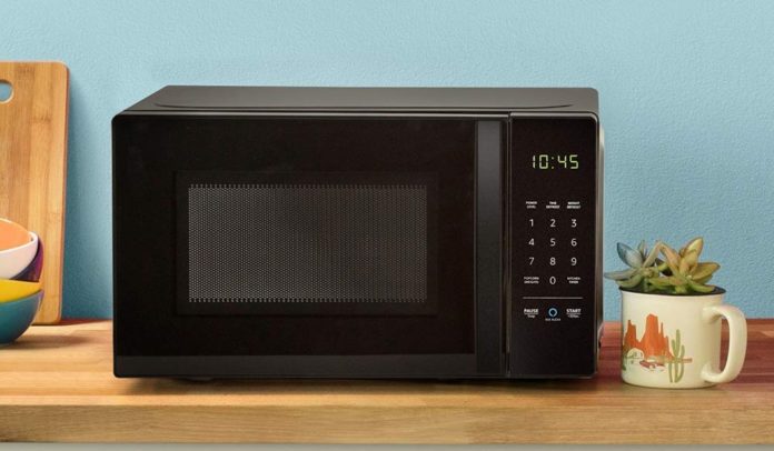 amazon-predstavila-pervuyu-v-mire-smart-mikrovolnovku-ona-upravlyaetsya-golosom-i-umeet-shutit-2 AmazonBasics Microwave